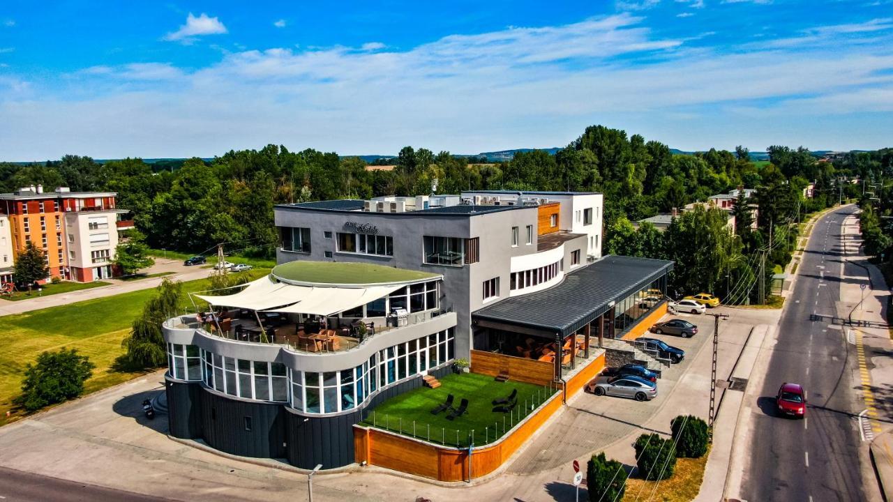 Hotel Kristaly Konferencia & Wellness Ajka Buitenkant foto