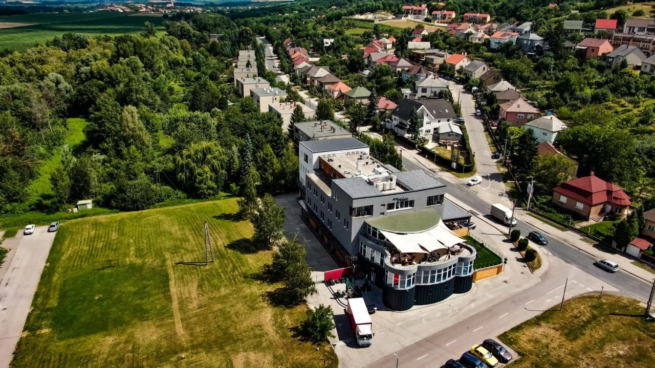 Hotel Kristaly Konferencia & Wellness Ajka Buitenkant foto