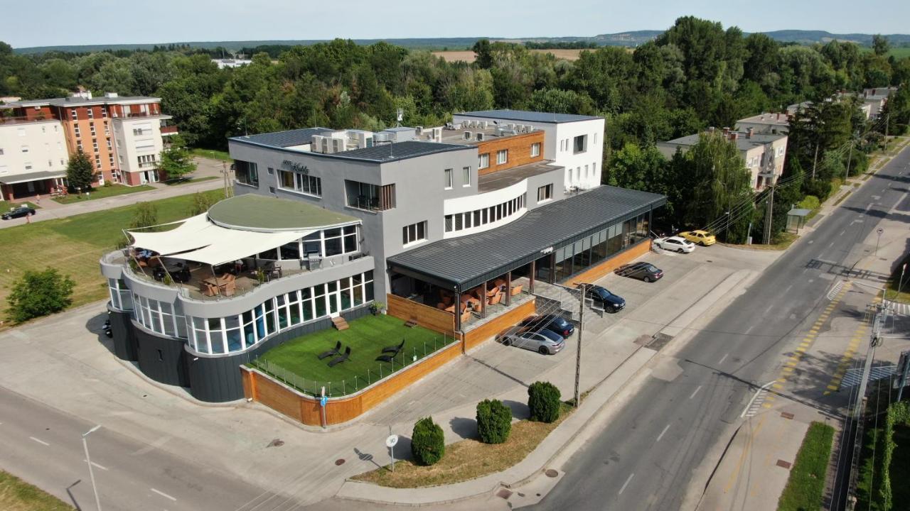 Hotel Kristaly Konferencia & Wellness Ajka Buitenkant foto